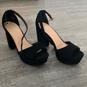 Black Windsor Platform Heel Size 5 1/2.
